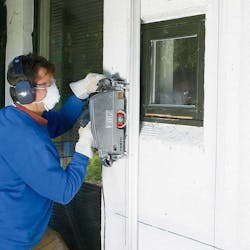 Isolera utvändigt: Den gamla fasaden rensas och ojämnheter slipas bort Isolera utvändigt: Den gamla fasaden rensas och ojämnheter slipas bort